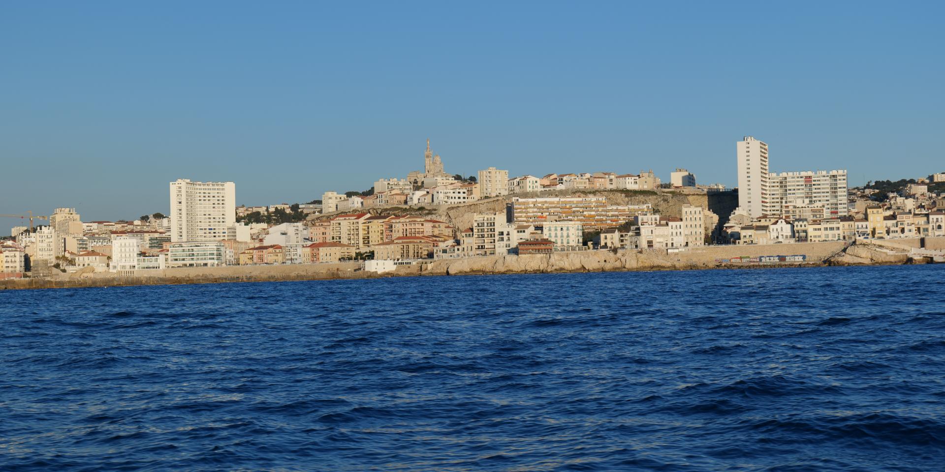 La Corniche Kennedy depuis la mer