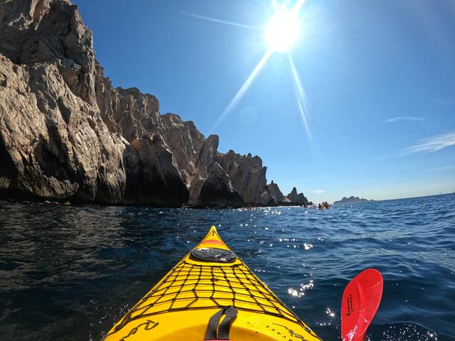 Kayak de mer vue sur la roche de l'île Maïre
