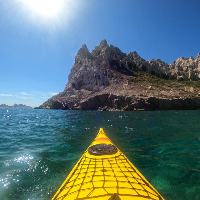 Kayak de mer vue sur une île