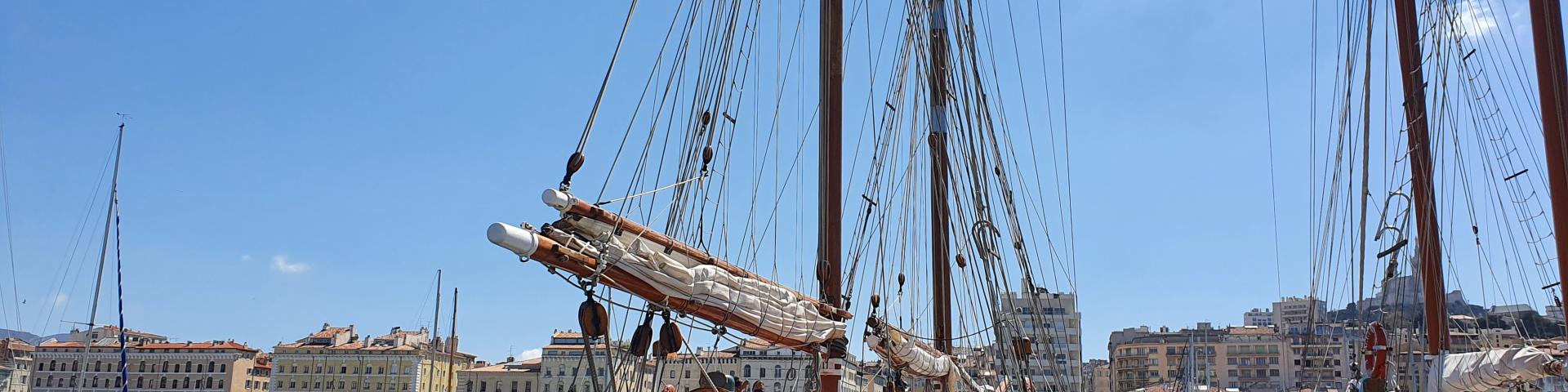 Groupe de personne sur un ponton partant en visite sur un bateau