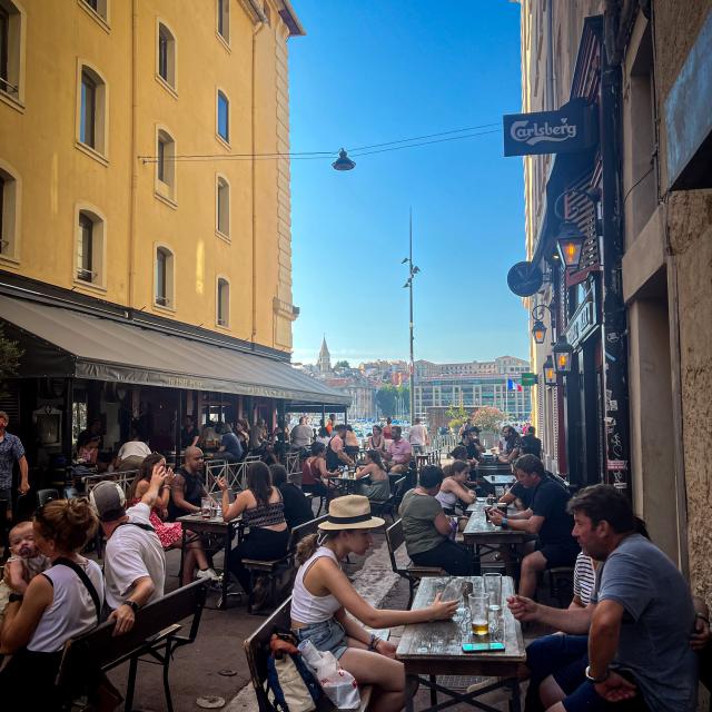 Personne en terrasse du Temple Bar