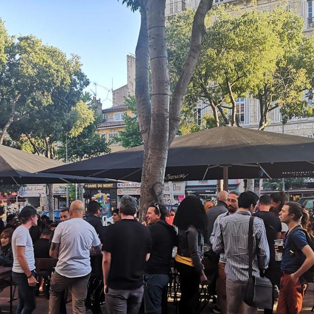 Personnes en terrasse du Pub le Morrison's