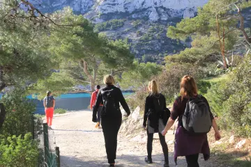 Grupo de excursionistas en el Calanque de Sormiou