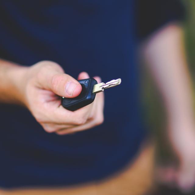 personne avec une clé de voirture a la main