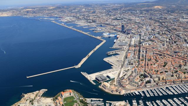 vues aériennes des Bassins Est et de Marseille