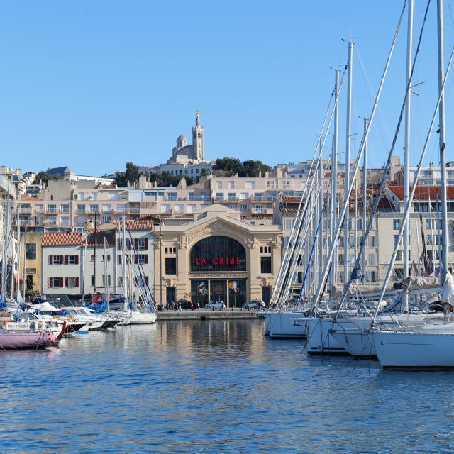 le vieux port et la façade du theatre de la Criée