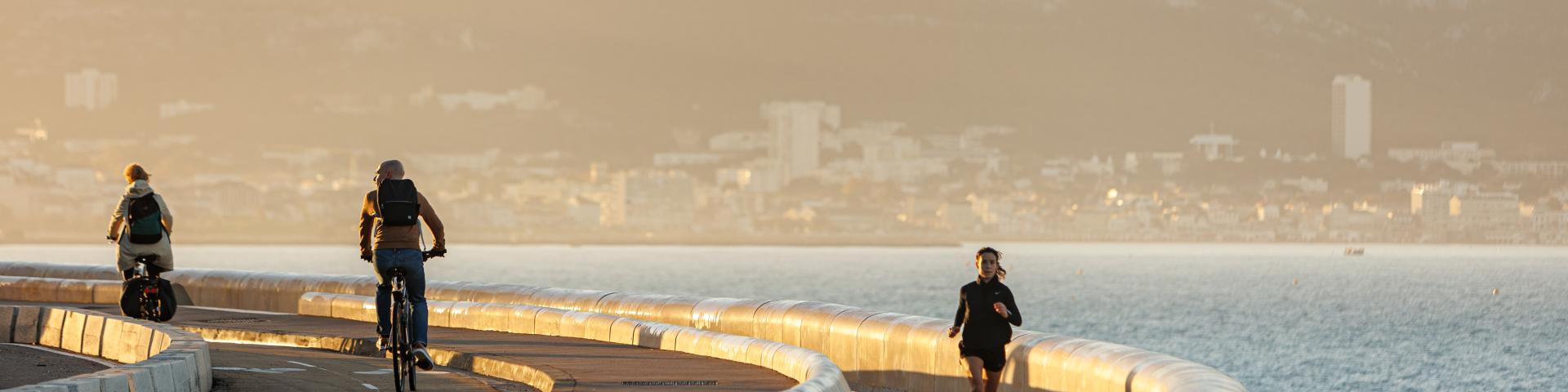 Vélo et coureur sur la Corniche Kennedy