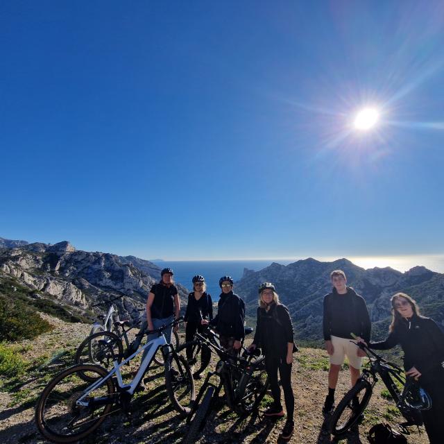 Groupe de cyclistes au col de sormiou