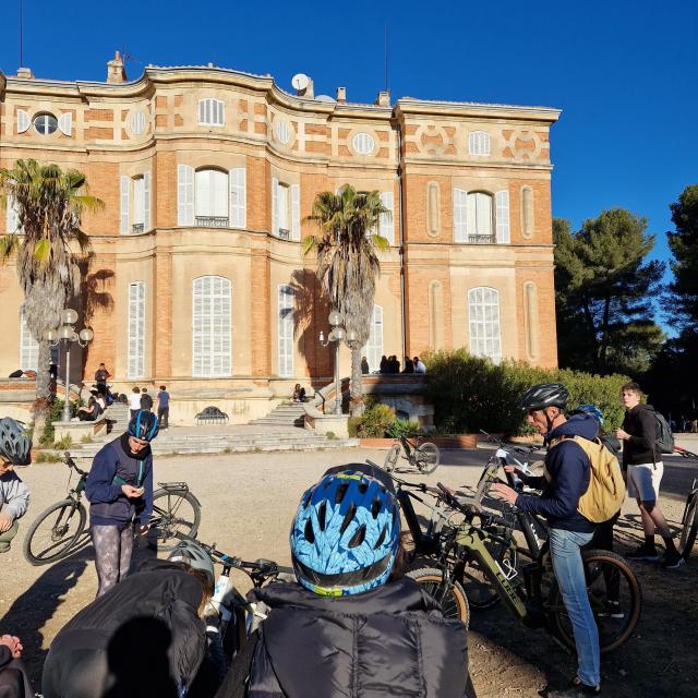 Groupe à vélo devant le Château Pastré