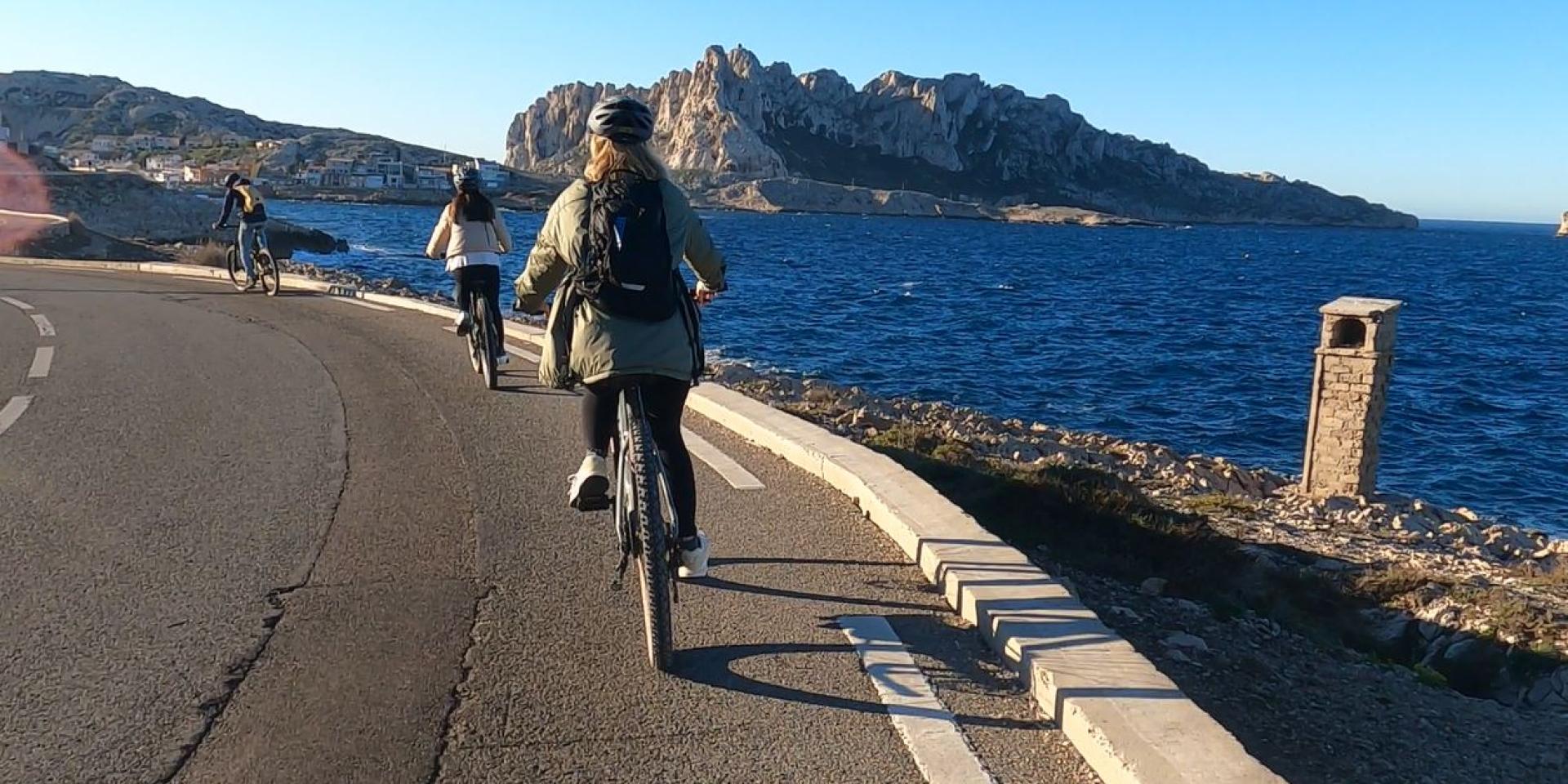 Cyclistes sur la route des goudes