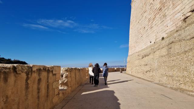 Visite Guidée, groupe au pied du Fort St Jean