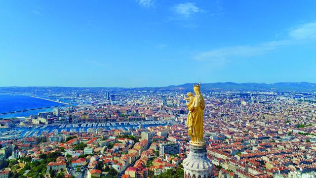 Vue aérienne sur Marseille et le vieux port, depuis Notre Dame