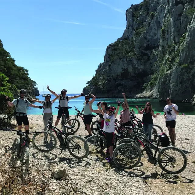 Personnes en vélo dans la calanque de Sugiton