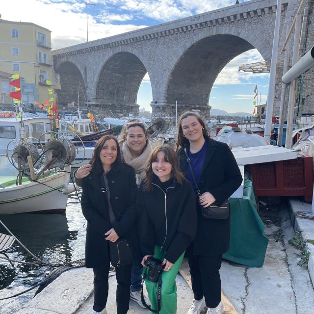 Groupe de visiteurs au vallon des auffes