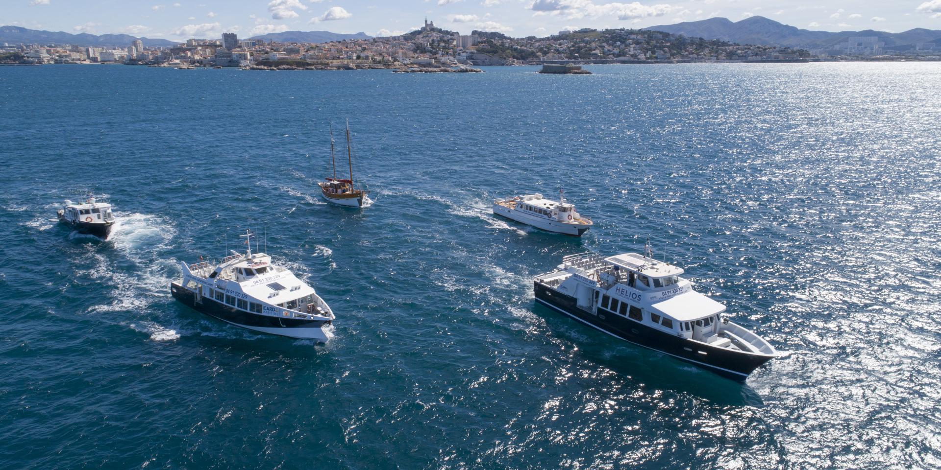 Vue aérienne de la flotte de navires de la compagnie Icard Maritime