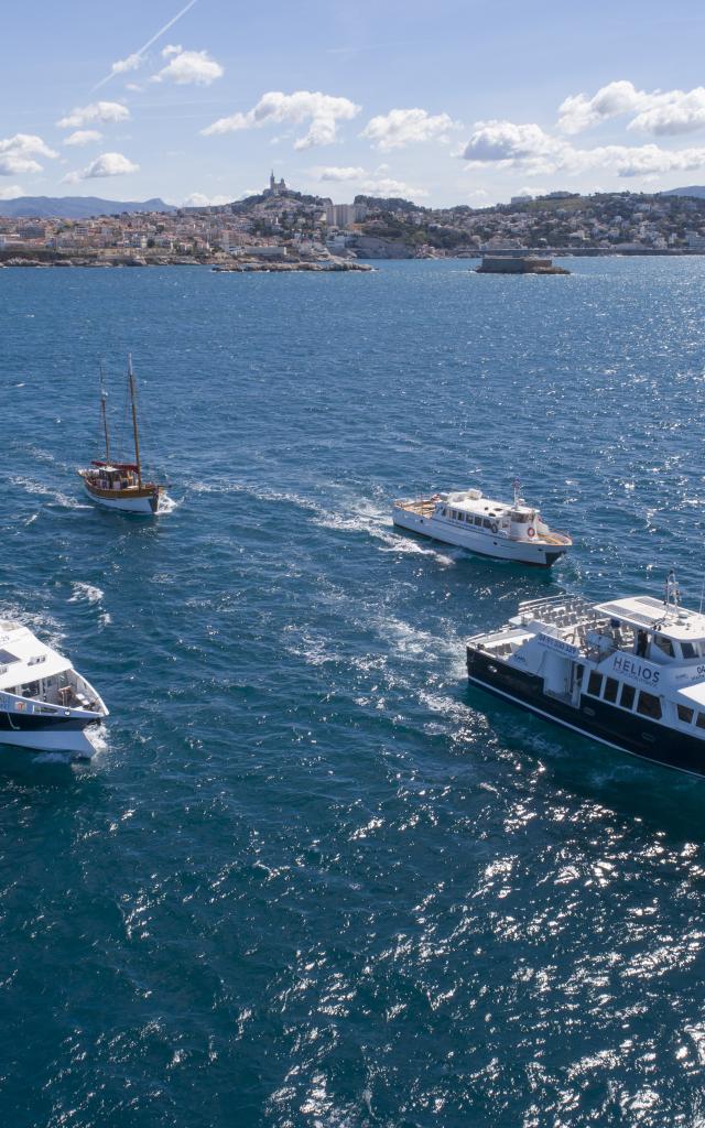 Vue aérienne de la flotte de navires de la compagnie Icard Maritime