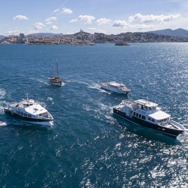 Vue aérienne de la flotte de navires de la compagnie Icard Maritime