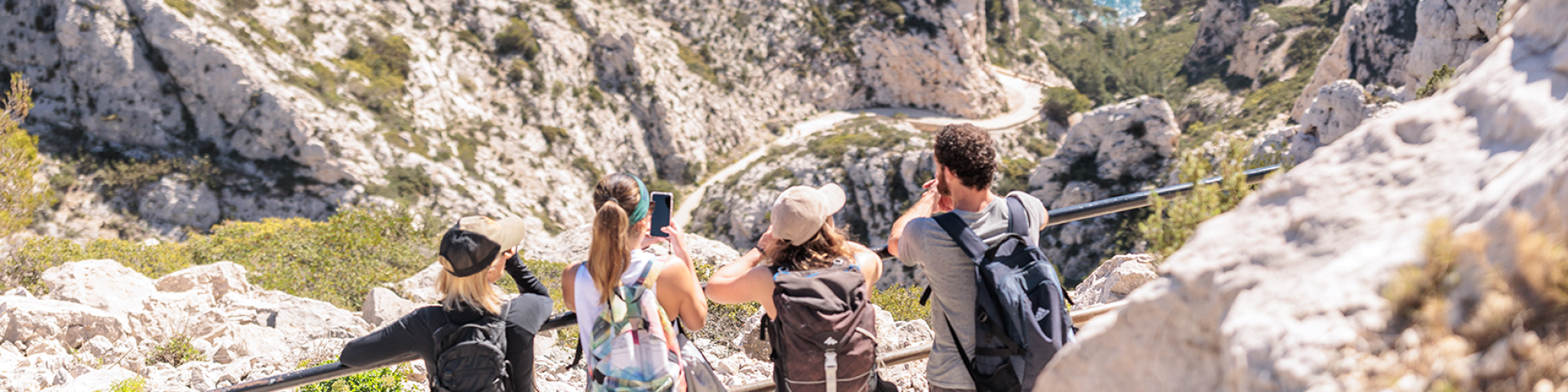 Randonneurs au belvédère de la calanque de sugiton