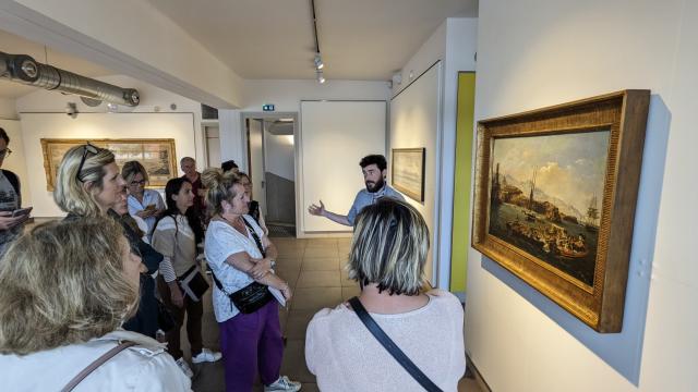 guide dans un musée