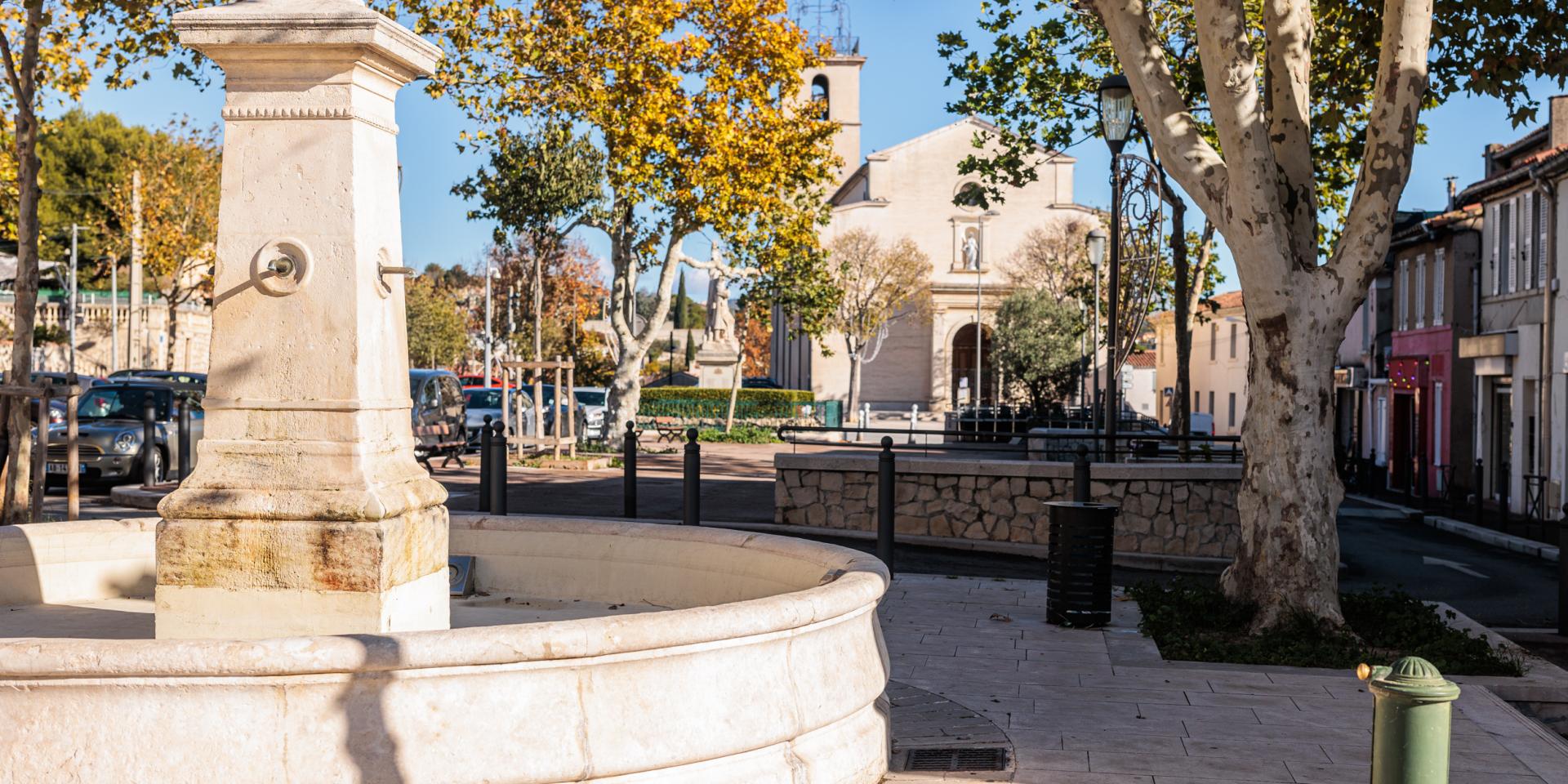 Fontaine sur la place des héros dans le quartier de Château Gombert
