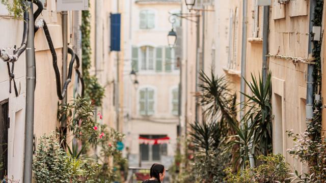 Deux personne discutant dans les ruelles végétalisées du Panier