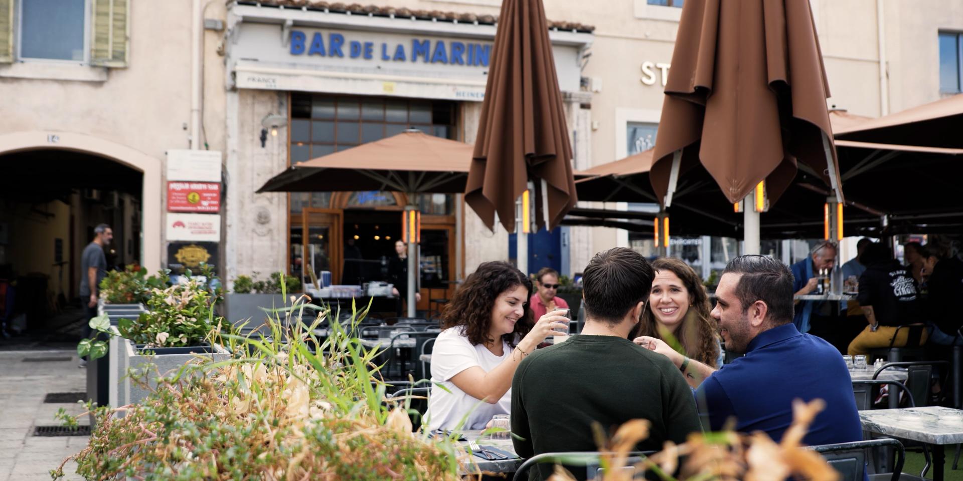 Groupe d'amis en terrasse