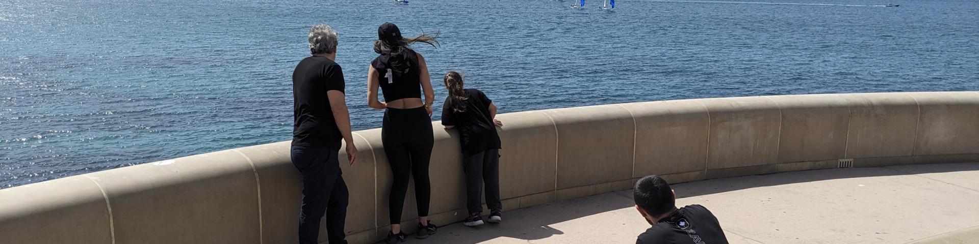 Corniche Kennedy Marseille. Personnes qui regardent des voiliers