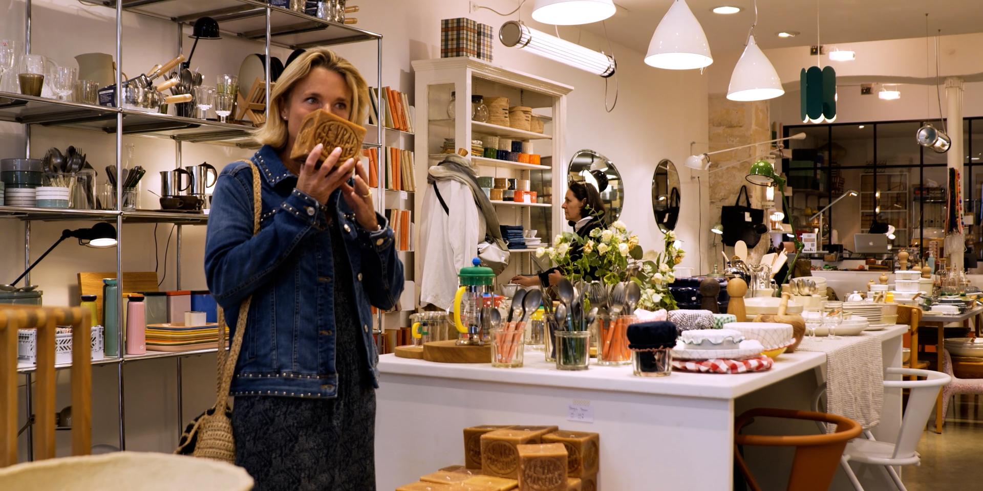 Shopping dans une boutique de décoration et de cadeau à Marseille