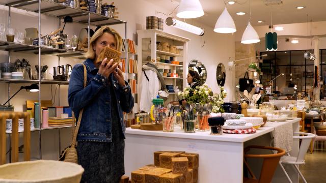 Shopping dans une boutique de décoration et de cadeau à Marseille