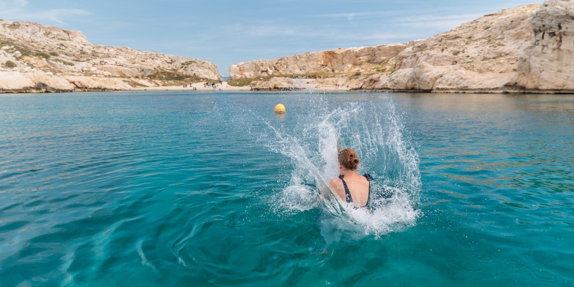 Personne qui saute dans l'eau au frioul