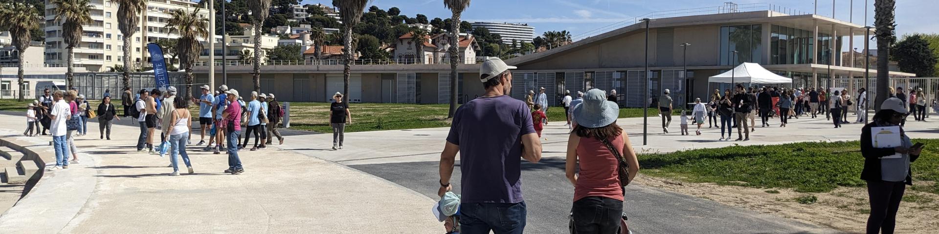 Personnes qui promènent à la Marina Olympique à Marseille
