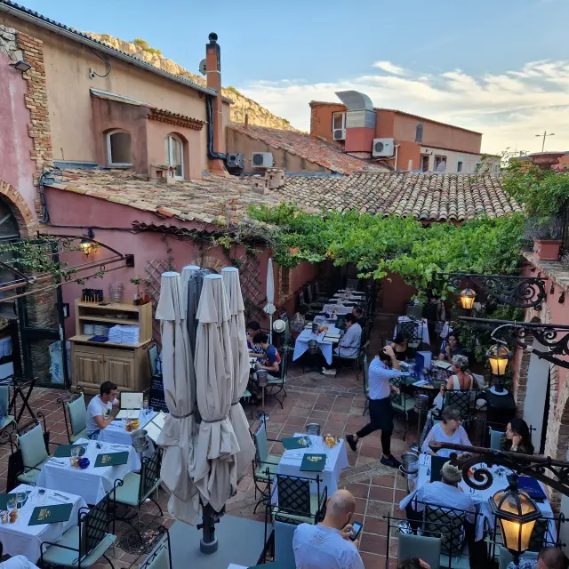 Callelongue 的 La Grotte 餐厅