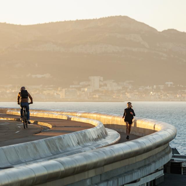 Corniche Kennedy en soirée, personne sur un vélo