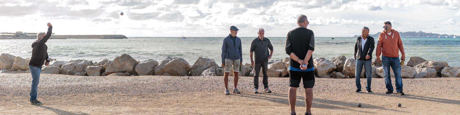 Partie de pétanque au boulodrome de la vieille chapelle