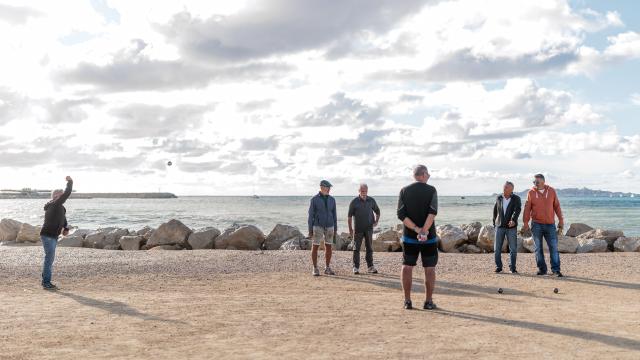 Partie de pétanque au boulodrome de la vieille chapelle