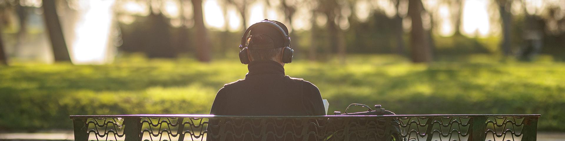 Parc Borely Marseille. Personne de dos assise sur un banc