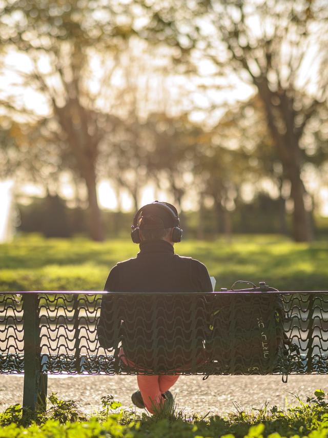 Parc Borely Marseille. Personne de dos assise sur un banc
