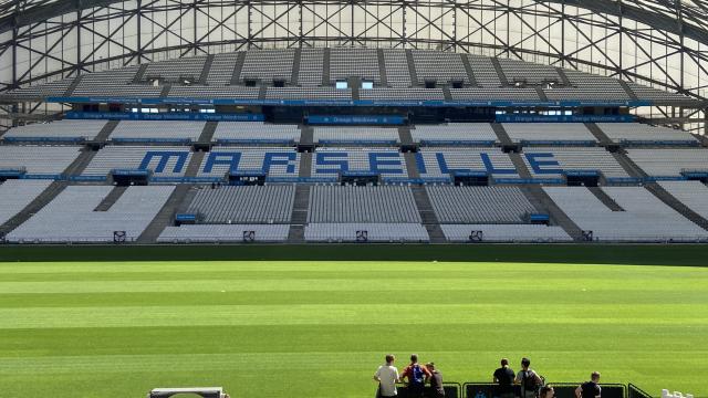 Pelouse et gradins vides de l'Orange Vélodrome