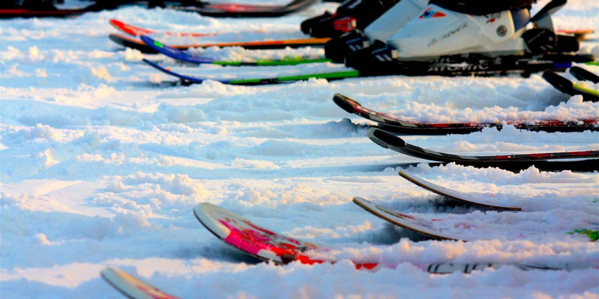 Skis sur la neige