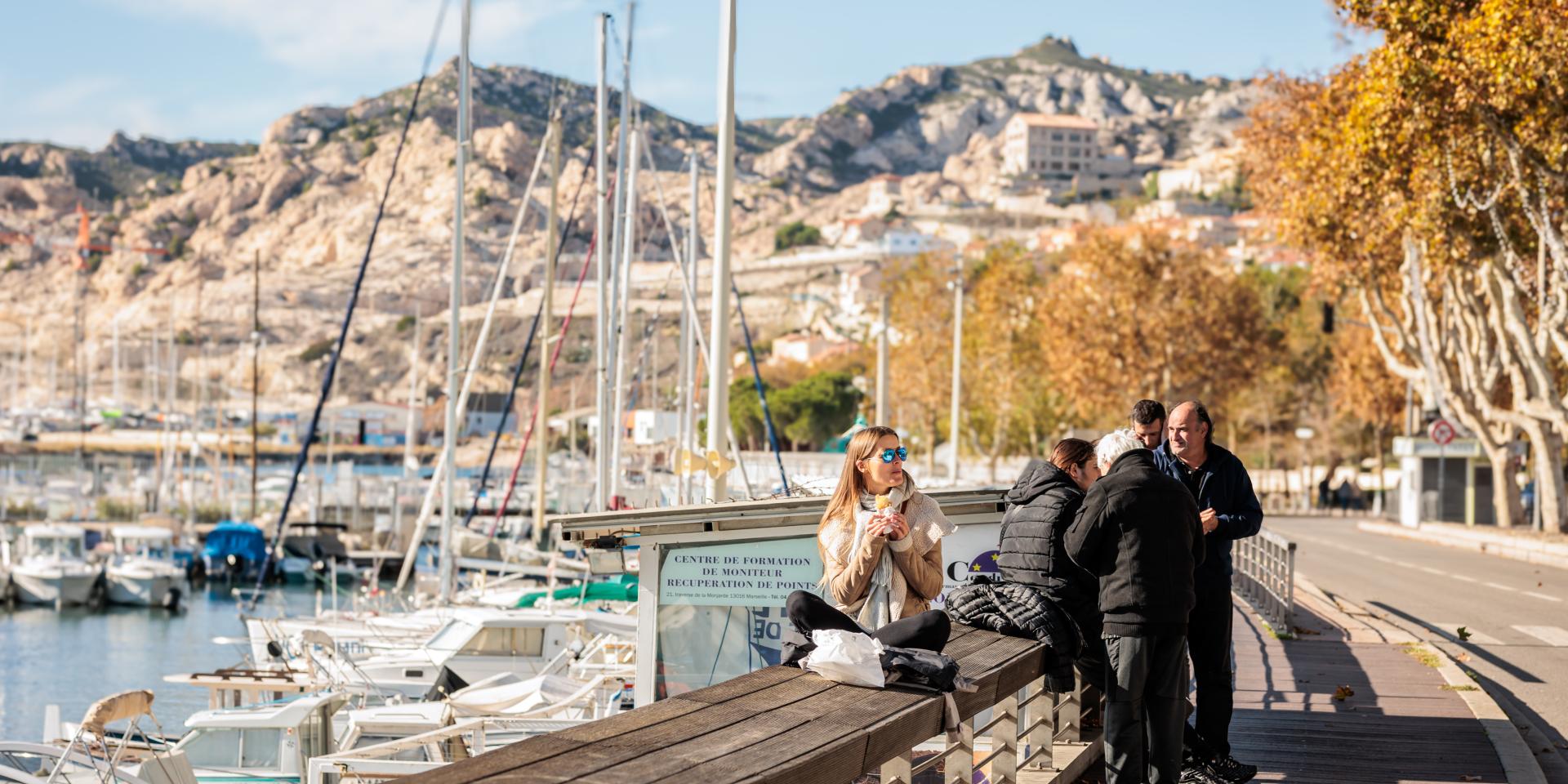 Port de l'Estaque, personnes assises sur un banc