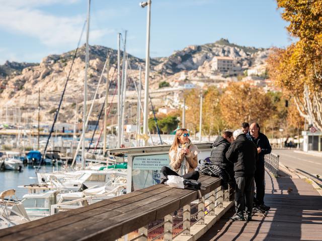 Port de l'Estaque, personnes assises sur un banc
