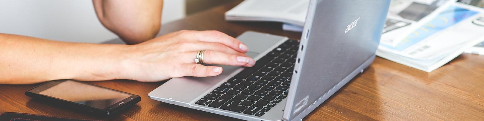 Ordinateur Portable posé sur un bureau