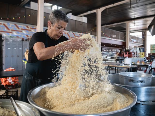 Personne qui prépare la graine de couscous