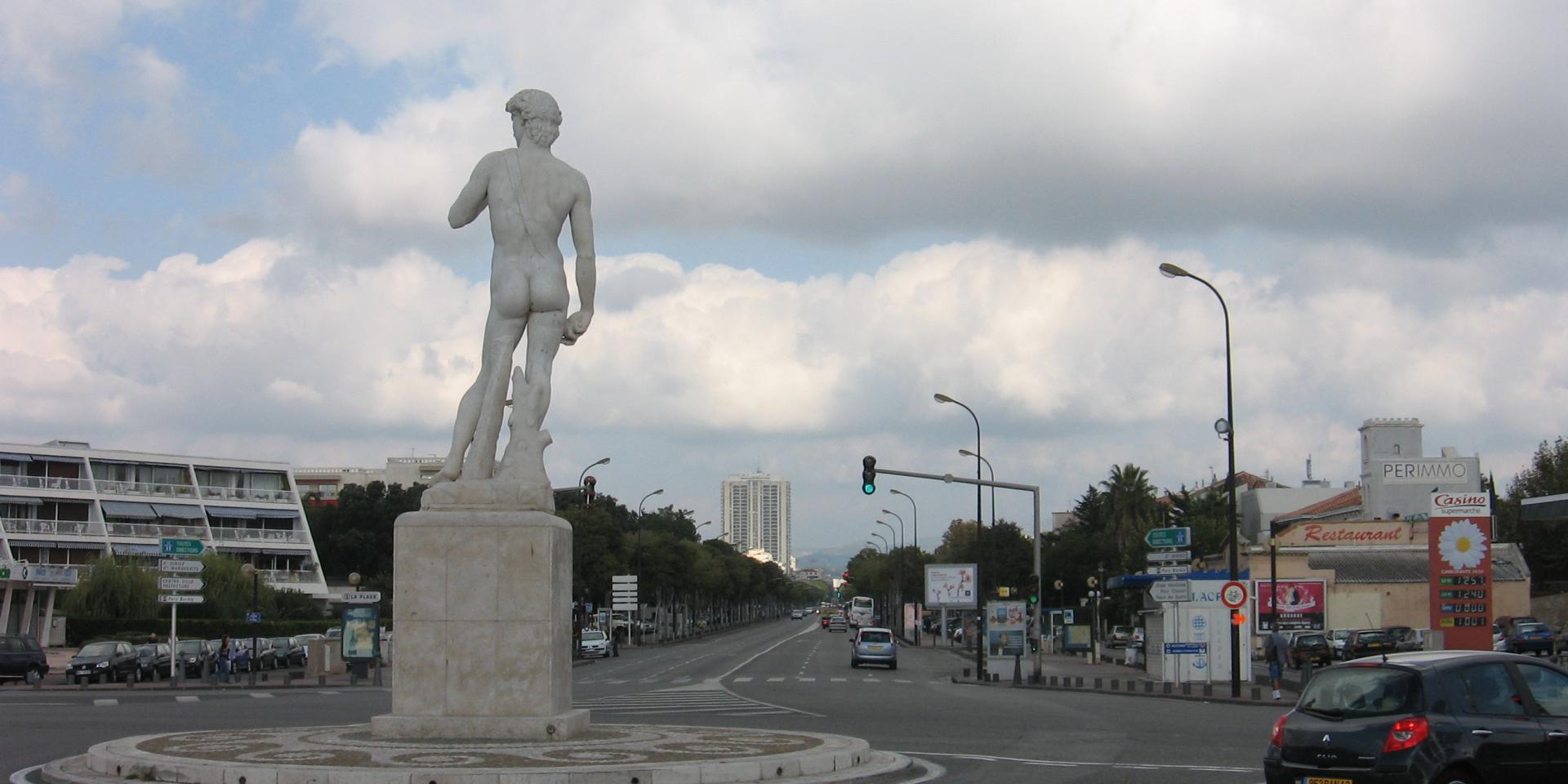 Statue de David à Marseille, vue de dos. Arrière plan le Prado