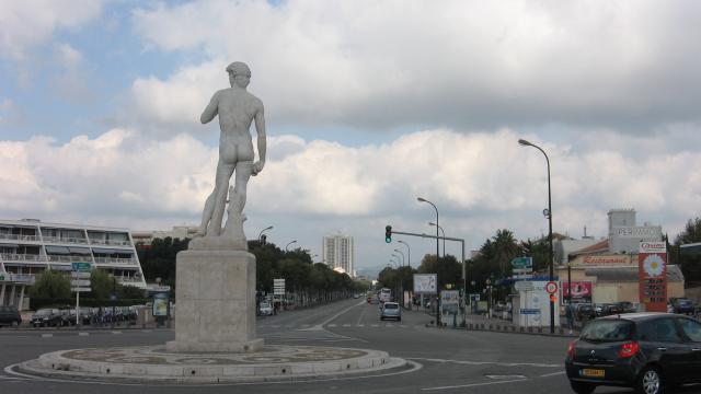 Statue de David à Marseille, vue de dos. Arrière plan le Prado