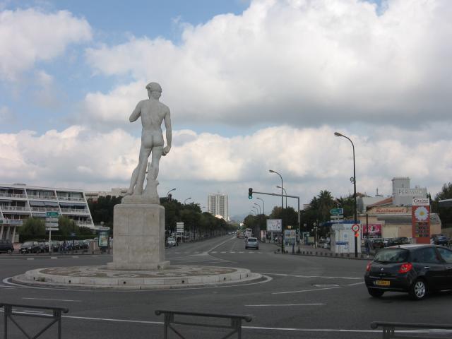 Statue de David à Marseille, vue de dos. Arrière plan le Prado