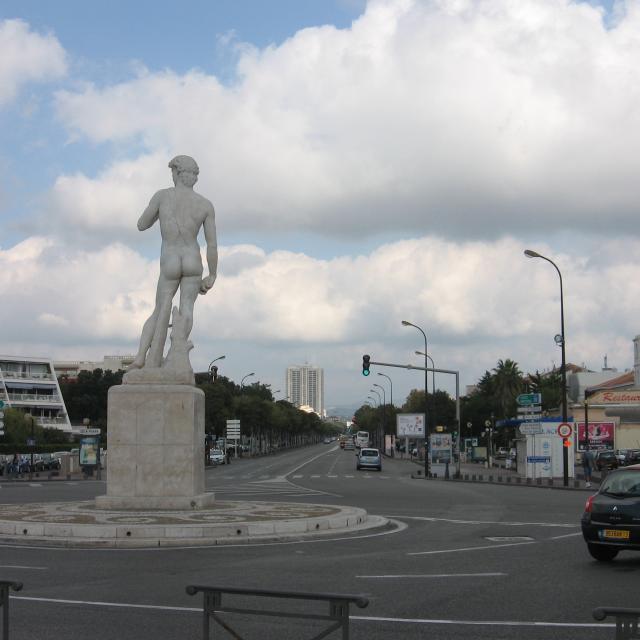 Statue de David à Marseille, vue de dos. Arrière plan le Prado