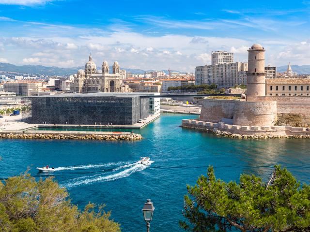 Entrée du Vieux-Port de Marseille, vue directe sur le Mucem et la tour du Fanal