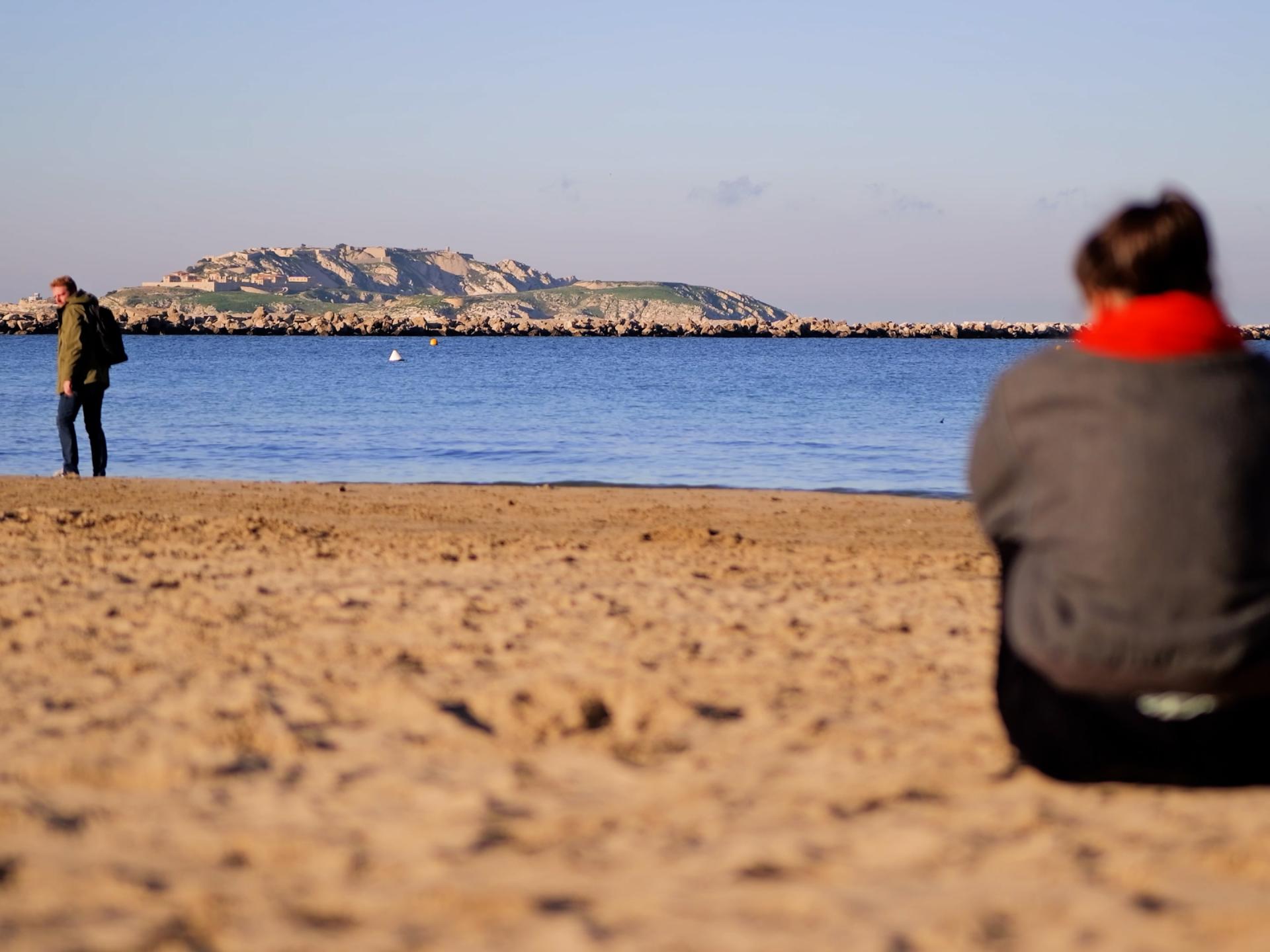 Homme sur la Plage du Prado en Hiver
