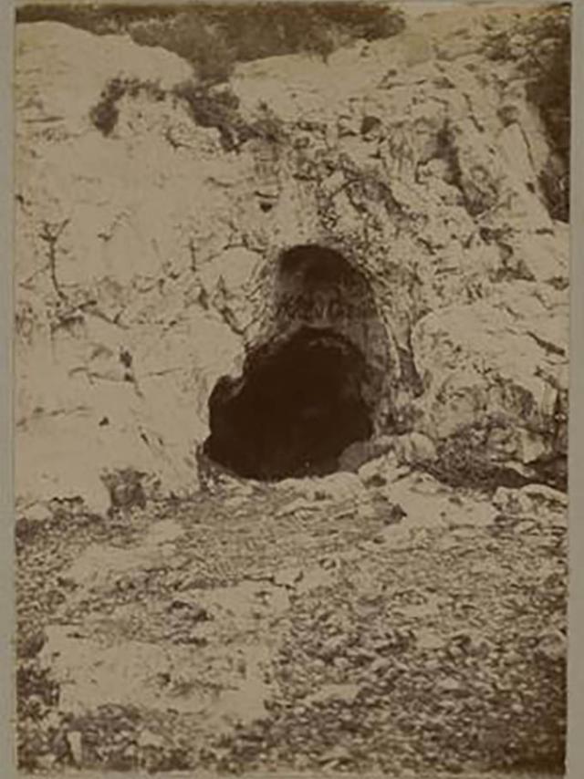 Entrée des grottes Loubière dans le quartier des Mourets